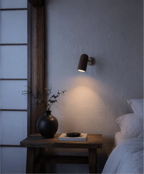 Applique murale OKANO en bois massif — en situation — Lumren